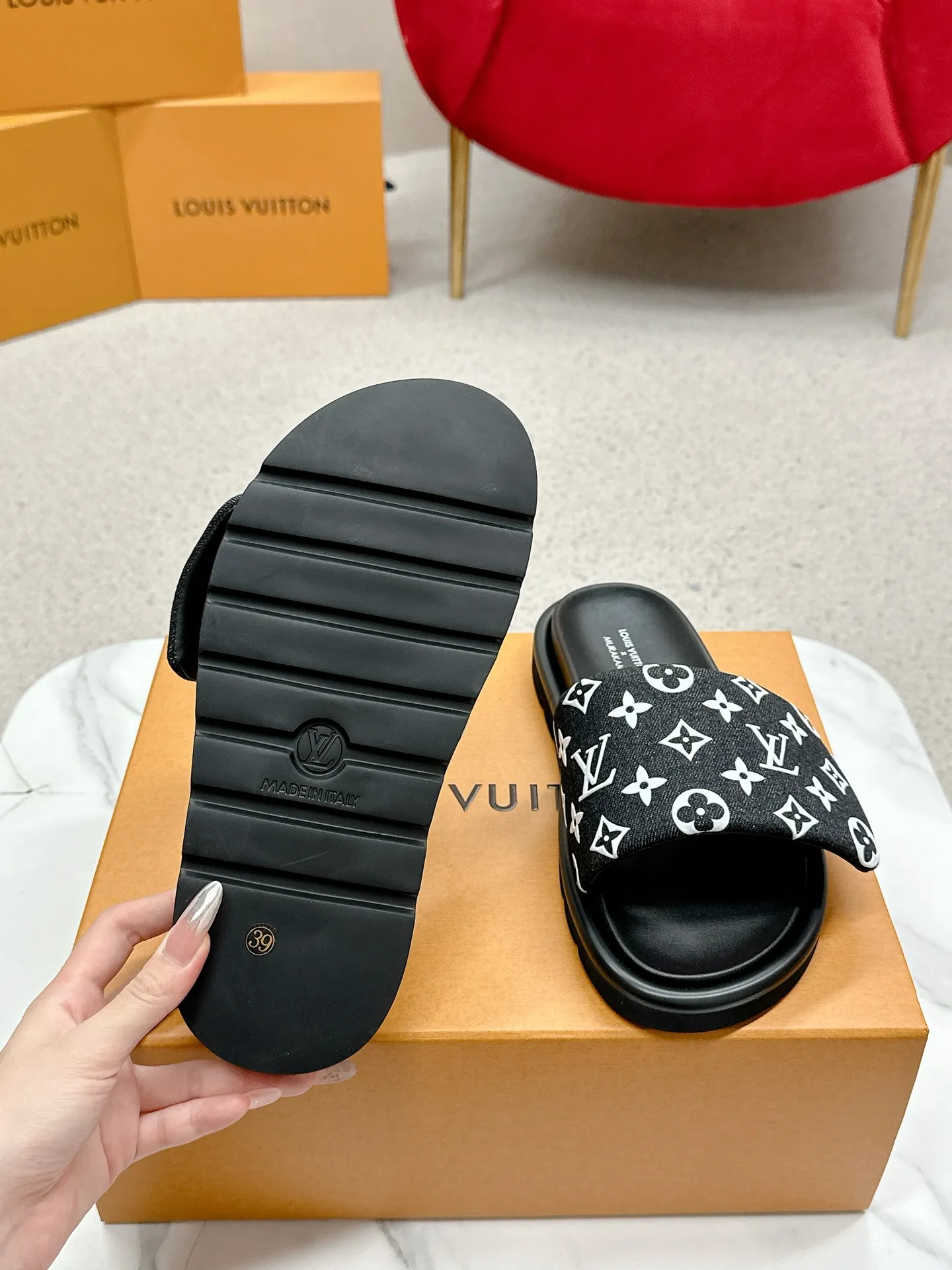 👟👟Ex-factory price 420👟👟 LV Louis Vuitton Full of high-end feel! A popular model among bloggers at home and abroad, it’s retro and fashionable and looks amazing on your feet! Mainly recommended model on the official website★ ━━━━━ ЅᏇєєt ━━━━━ ▪️Upper: original calfskin ➕5D printing process ▪️Inner: imported mixed sheepskin ▪️Outsole: original molded foam outsole ▪️Size: Female 35-40 Men's 39-44 (women's 41 men's 45)